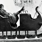 La actriz Julie Christie dando una cabezadita en un descanso del rodaje de «Doctor Zhivago»