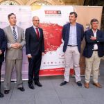 El presidente de la Diputación de Salamanca, Javier Iglesias, presenta las dos etapas junto al director de la Vuelta, Javier Guillén, y Enrique Cabero, vicerrector de la Usal, entre otros.