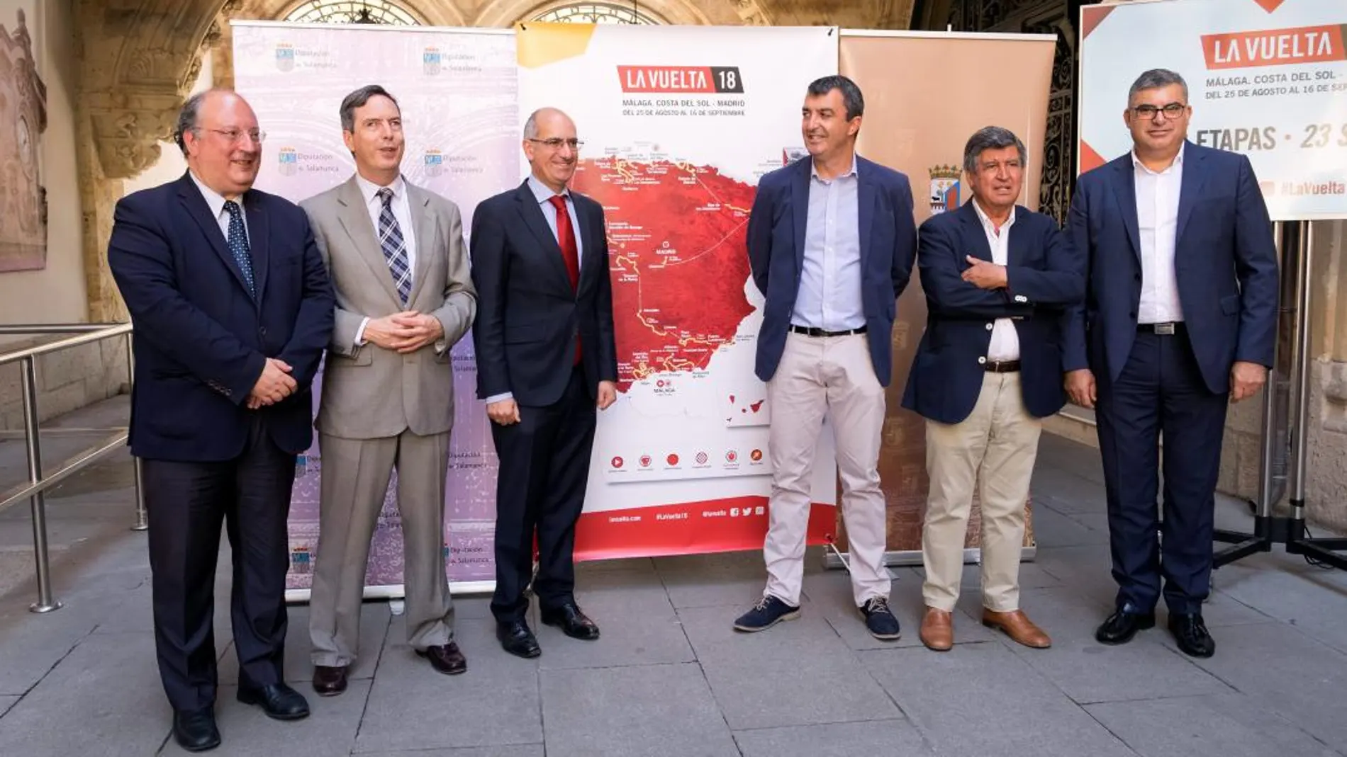 El presidente de la Diputación de Salamanca, Javier Iglesias, presenta las dos etapas junto al director de la Vuelta, Javier Guillén, y Enrique Cabero, vicerrector de la Usal, entre otros.