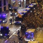Miembros de los Mossos de Escuadra escoltan la salida de varias furgonetas de la Policía Nacional de la jefatura Superior de Policía de Barcelona
