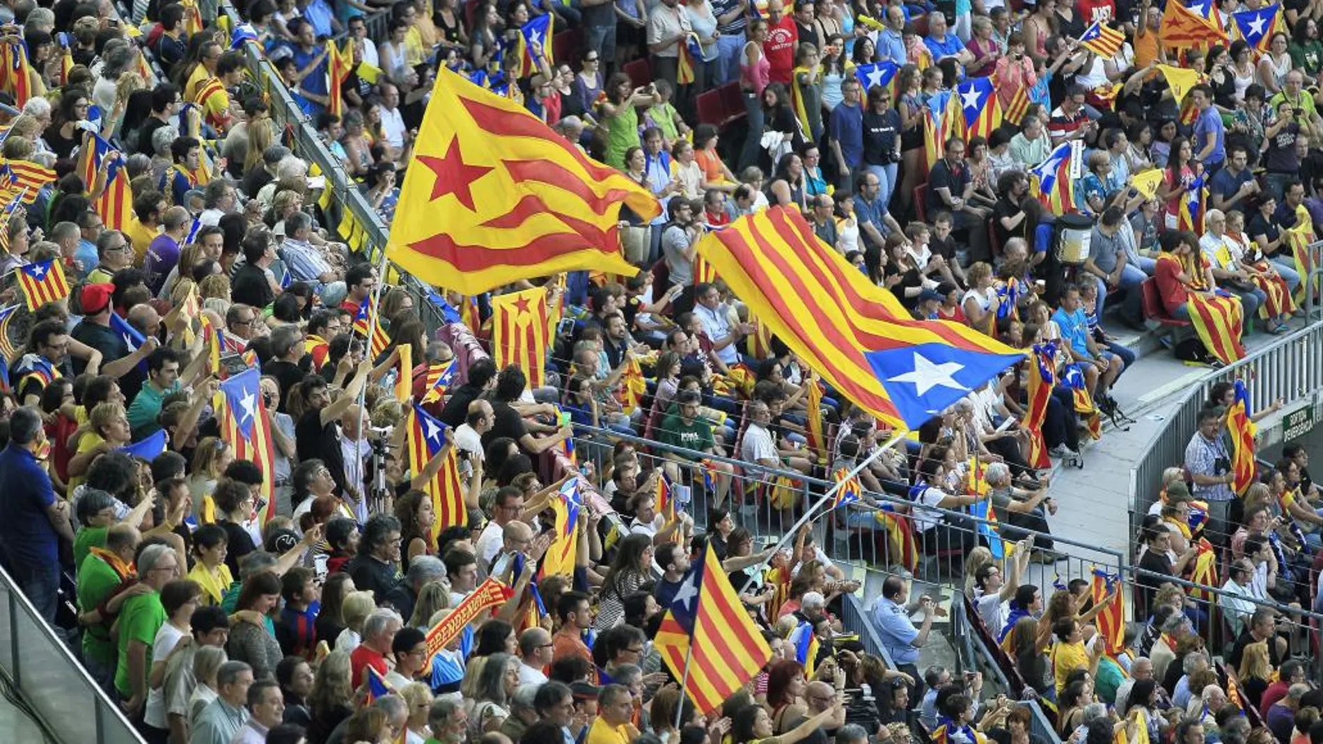 Gran número de personas en el estadio Camp Nou de Barcelona.