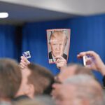 Varios seguidores de Trump esperan la intervención del precandidato republicano
