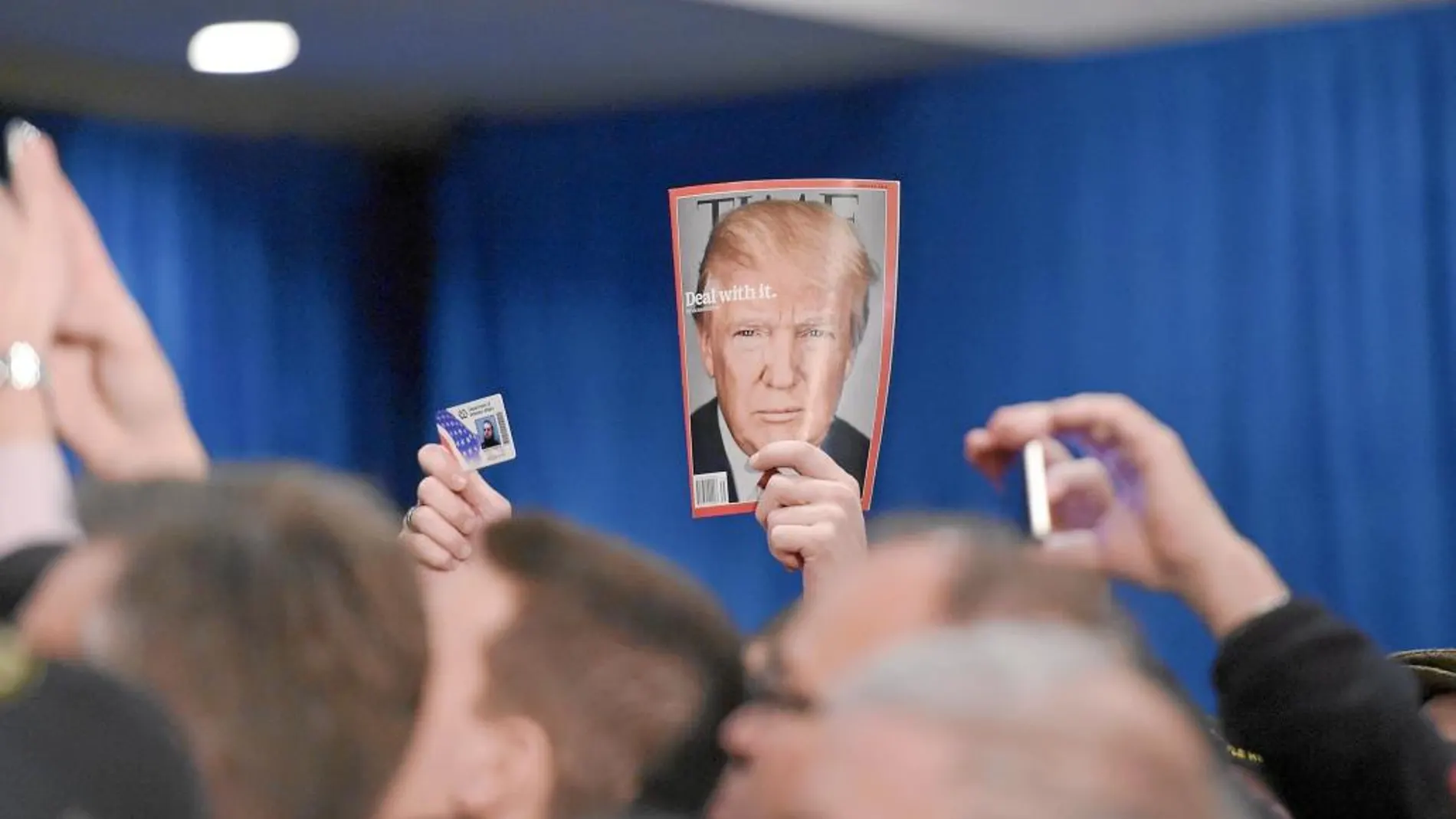 Varios seguidores de Trump esperan la intervención del precandidato republicano