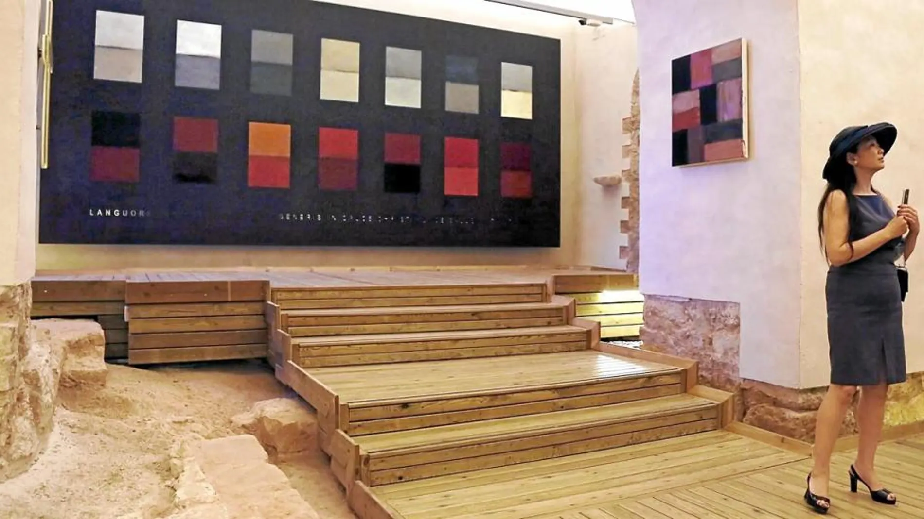 Una mujer recorre la iglesia de Santa Cecilia, durante la inauguración del nuevo espacio