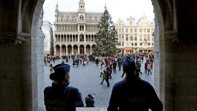 Policías en la Grand Place de Bruselas