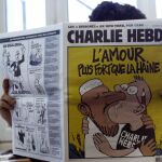 El semanario satírico "Charlie Hebdo", regresó a los kioscos con una portada en la que un musulmán y un dibujante se funden en un beso homosexual bajo el titular: "el amor es más fuerte que el odio"