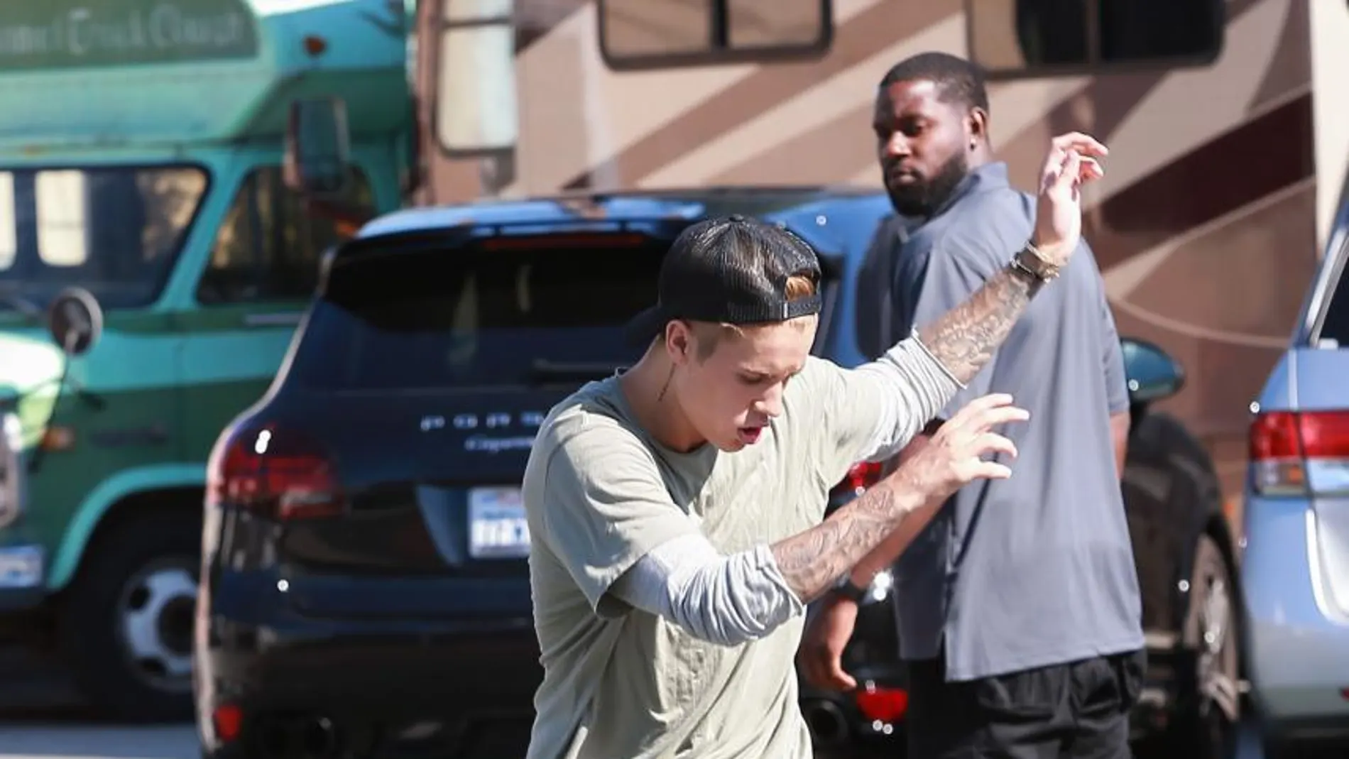 Justin Bieber muestra sus habilidades a las afueras de un estudio en Santa Monica, California