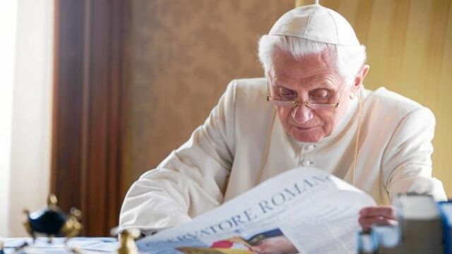El Papa Benedicto XVI lee atentamente un ejemplar de «L'Osservatore Romano»