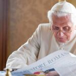 El Papa Benedicto XVI lee atentamente un ejemplar de «L'Osservatore Romano»