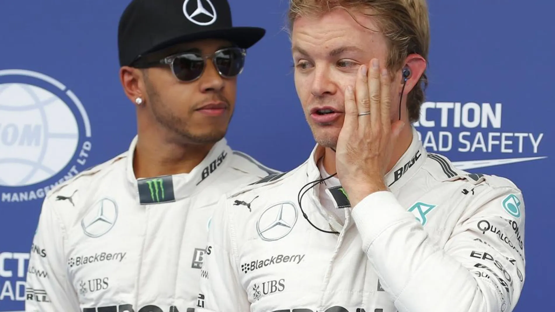 Lewis Hamilton y Nico Rosberg (dcha), tras la sesión de calificación de hoy en Austria