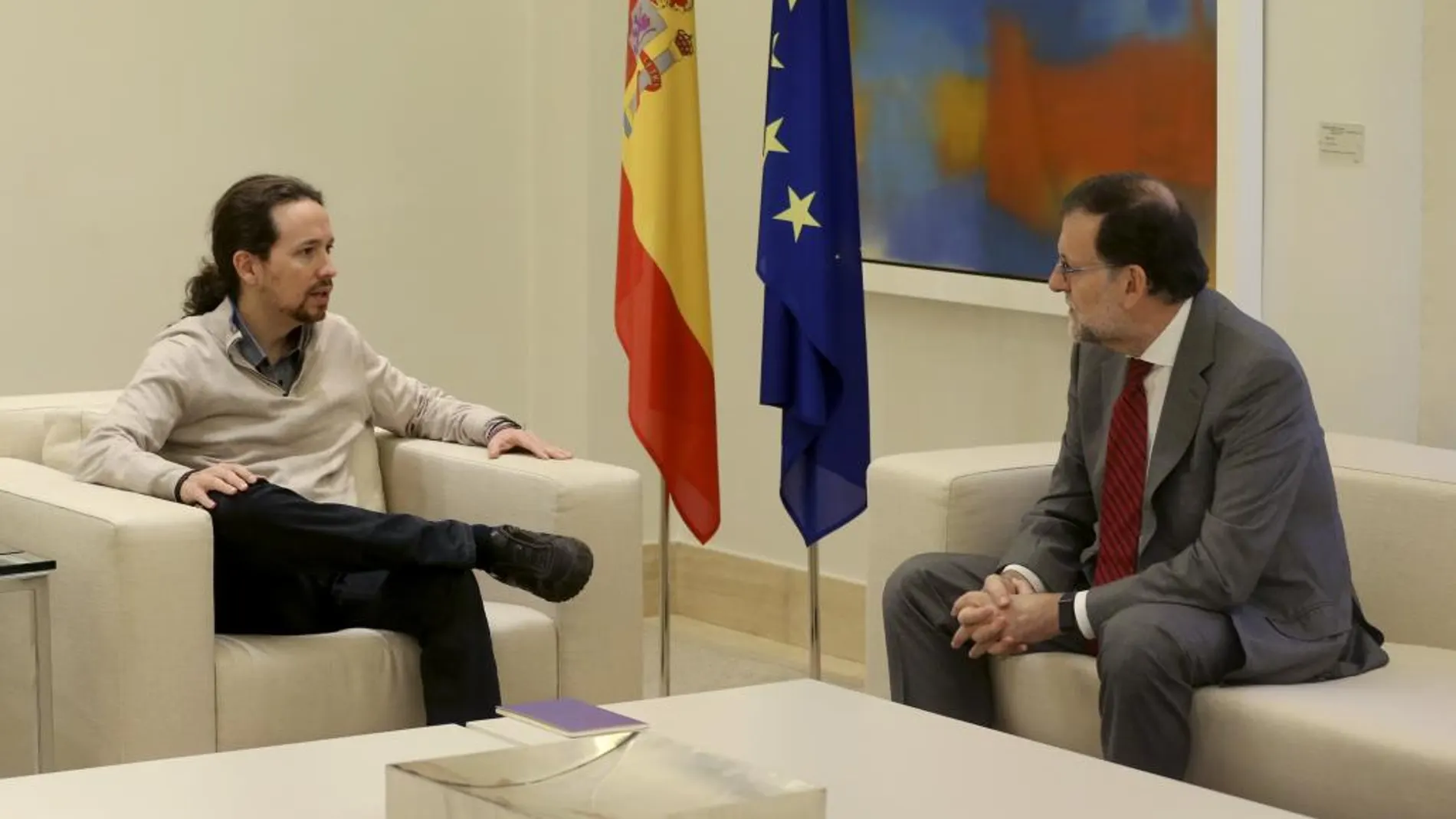 El presidente del Gobierno español en funciones, Mariano Rajoy, (dch), y el secretario general de Podemos, Pablo Iglesias, durante la reunión que han celebrado hoy en el Palacio de La Moncloa