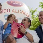 José Luis Sanz, Juan Ignacio Zoido con su hijo Fernando, y Javier Arenas