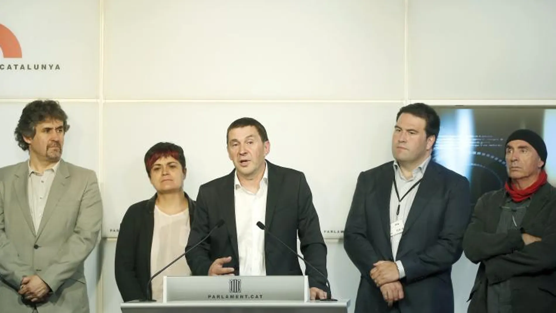Arnaldo Otegi (c), junto a los dirigentes abertzales Pello Urizar (2i) , Marian Beitialarrangoitia (3i) , Jon Iñárritu (3d) y Pernando Barrena (d) y la diputada de la CUP Anna Gabriel (i) y el diputado de JxSí , Lluís Llach (2d).