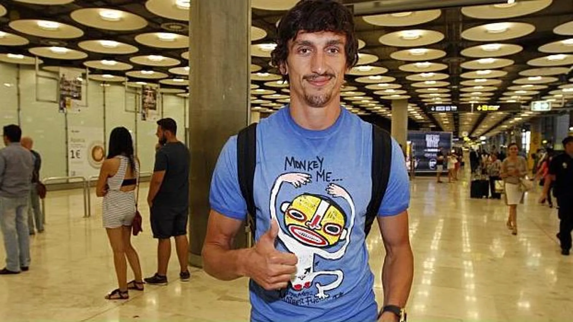 Stefan Savic, a su llegada al aeropuerto Adolfo Suárez-Barajas