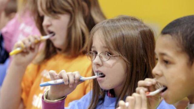 Un grupo de niños se lavan los dientes - Fuente: AP