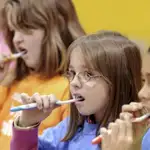 Un grupo de niños se lavan los dientes - Fuente: AP