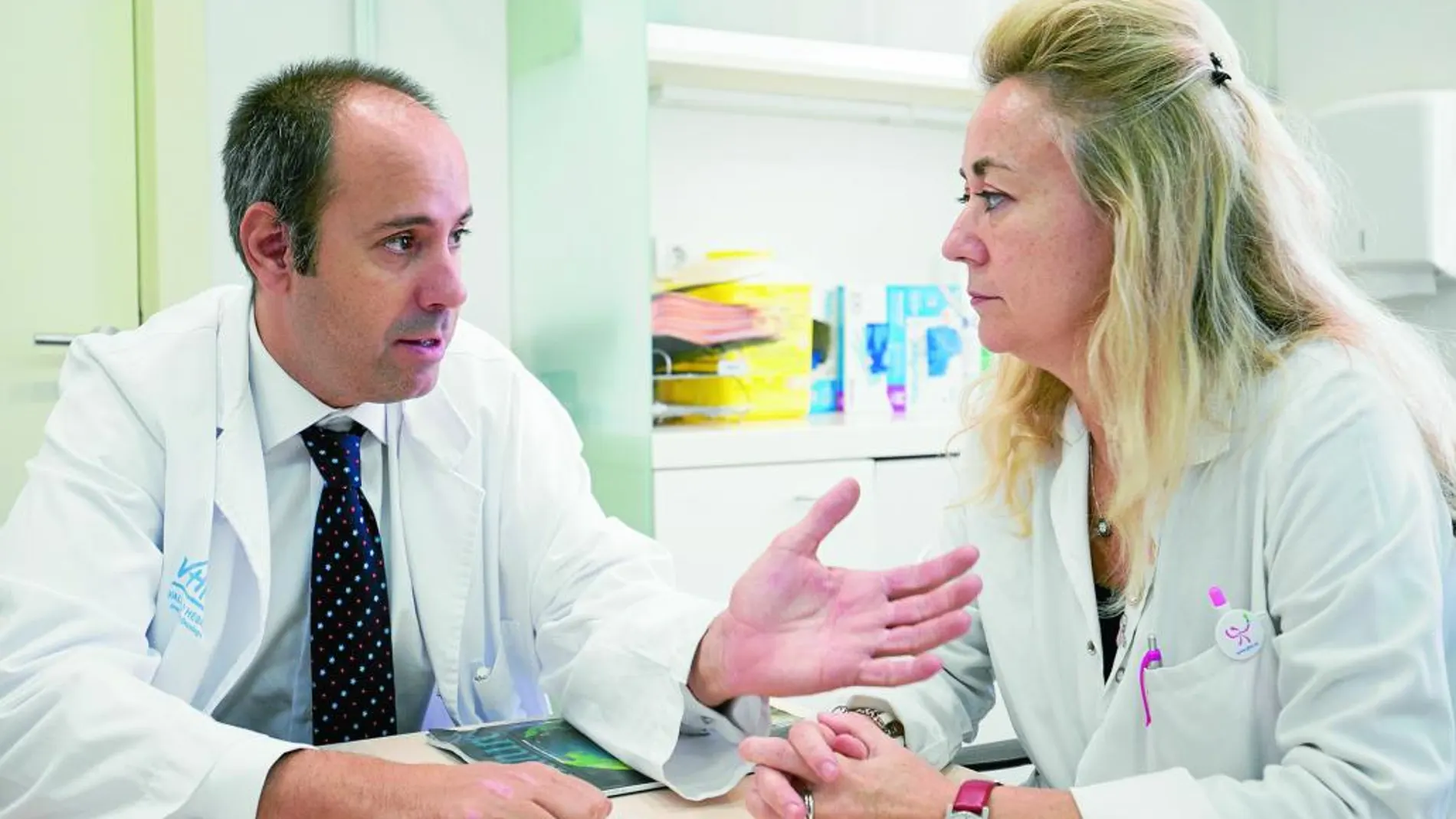 Javier Cortés, codirector de la unidad de cáncer de mama del Instituto Oncológico Baselga y jefe de sección de cáncer de mama del Hospital Ramón y Cajal de Madrid / Isabel Rubio, codirectora de la unidad de cáncer de mama del Instituto Oncológico Baselga y coordinadora de la unidad de patología mamaria de la Vall d’Hebron