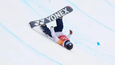 Yuto Totzuka sufrió un grave accidente en la competencia del snowboard pero al final salió ileso