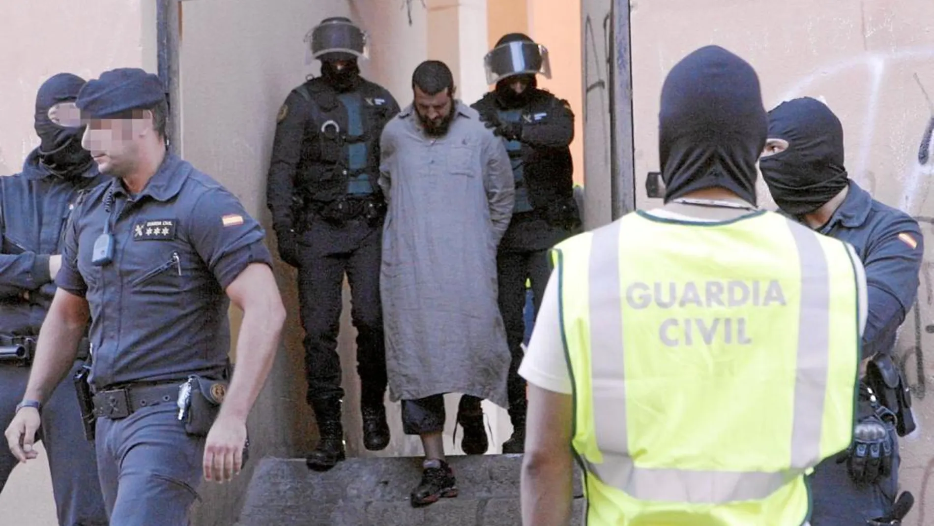 Imagen de archivo de un detenido durante una de las operaciones de la Guardia Civil en Melilla contra el yihadismo