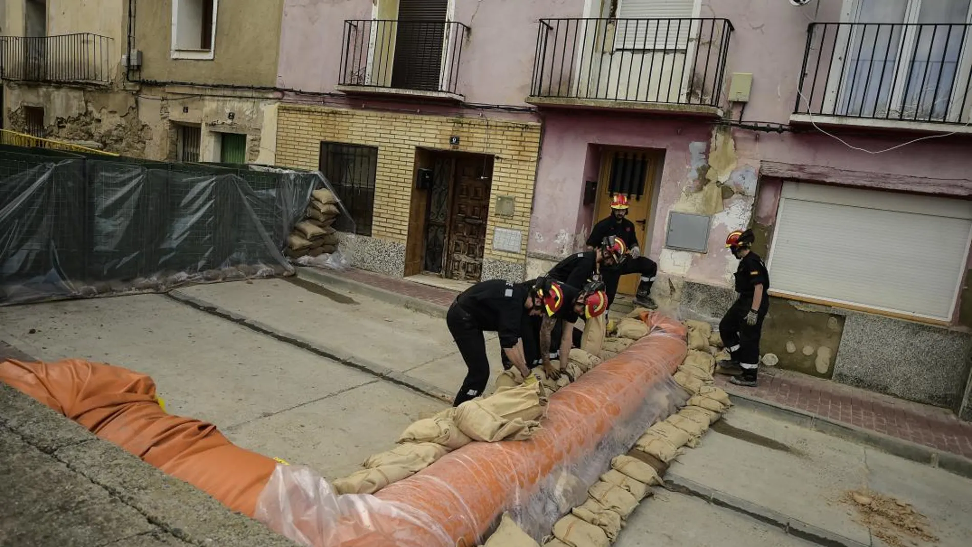 La UME coloca barreras en Novillas, en Aragón