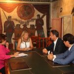 La alcaldesa Ángeles Muñoz durante la reunión