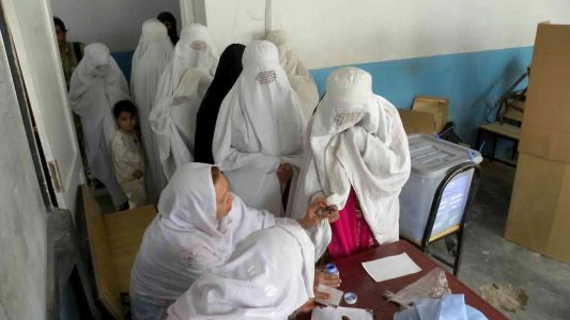 Mujeres afganas votan durante la jornada de elecciones parlamentarias, en Kandahar