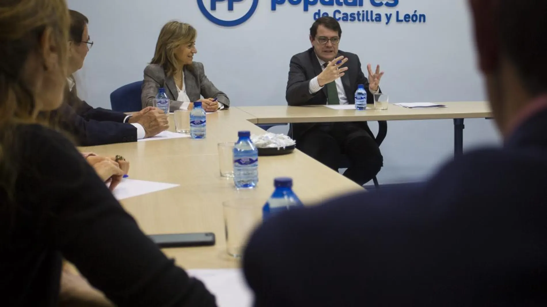 Alfonso Fernández Mañueco durante el encuentro mantenido con los profesionales de Enfermería