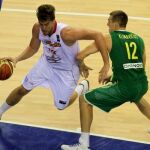 Marc Gasol (i) de España escapa con el balón de Tadas Klimavicius (d) de Lituania