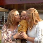 La abuela donante y la mamá besan a Juan José, que acaba de cumplir un año