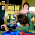 Imagen de televisión de un niño de 11 años que es agredido por otro, en un colegio de Madrid