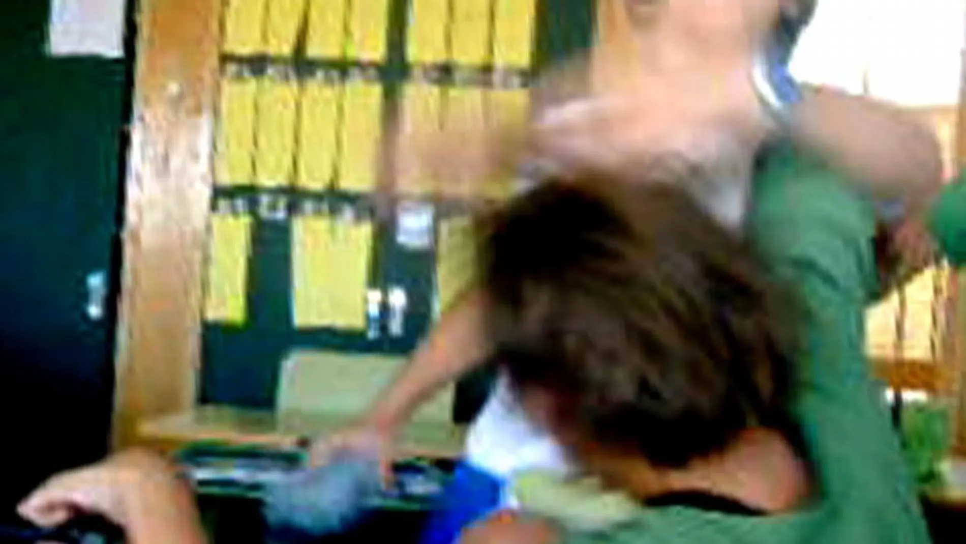 Imagen de televisión de un niño de 11 años que es agredido por otro, en un colegio de Madrid