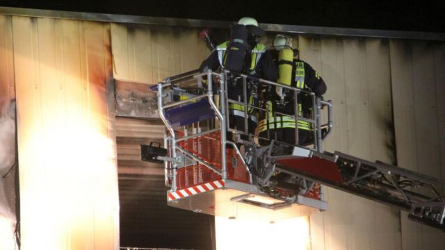 Los bomeros extinguen un incendio en un centro de acogida de refugiados en Wertheim.