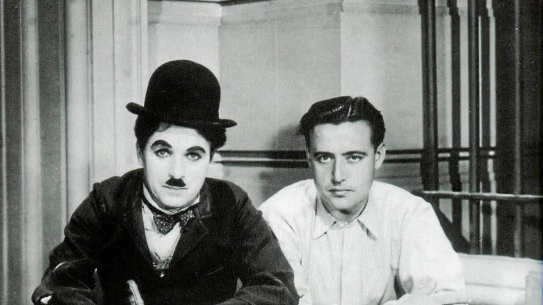 El escritor Edgar Neville acompañado de su amigo Charles Chaplin. Foto: Efe