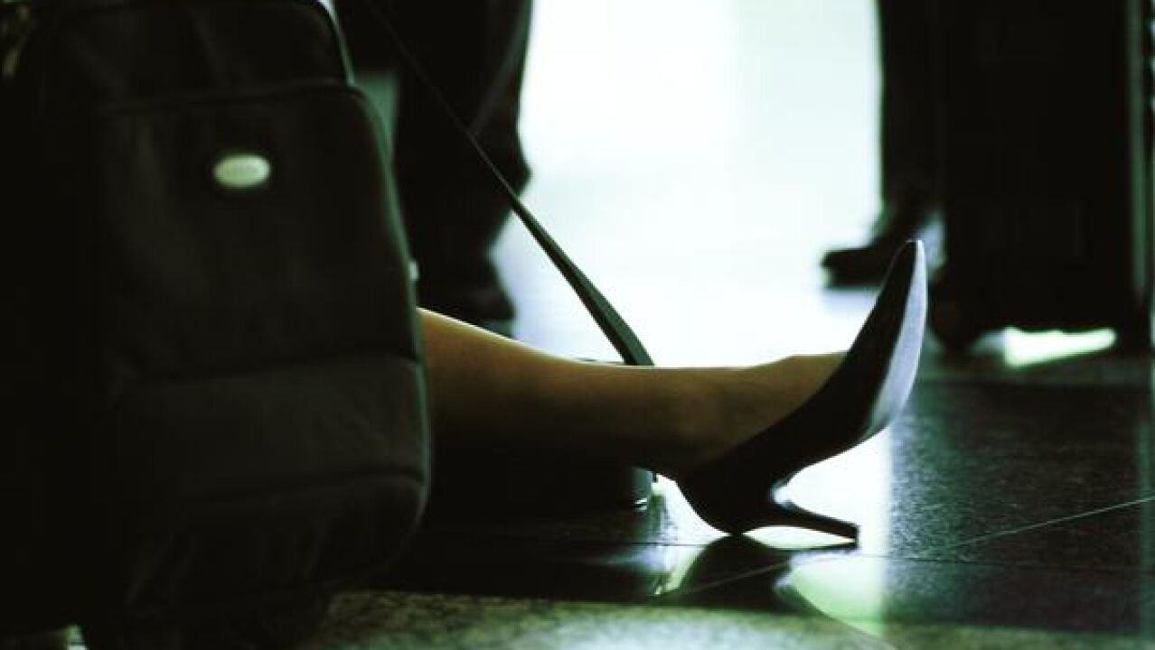 chancla ni tacón alto, lo mejor para los pies es cuña