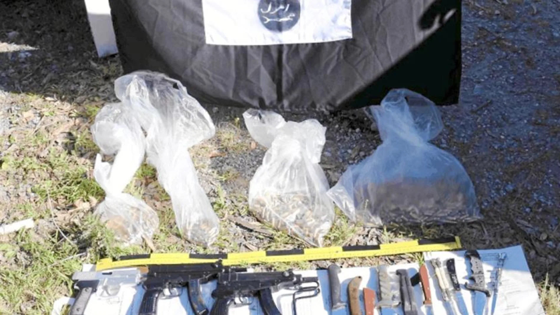 Las ametralladoras, pistolas, munición, símbolo del Daesh y cuchillos del zulo encontrado en Ceuta