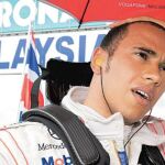Lewis Hamilton se protege de la lluvia en el Gran Premio de Malasia