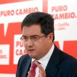 El secretario regional del PSOE responde a los periodistas