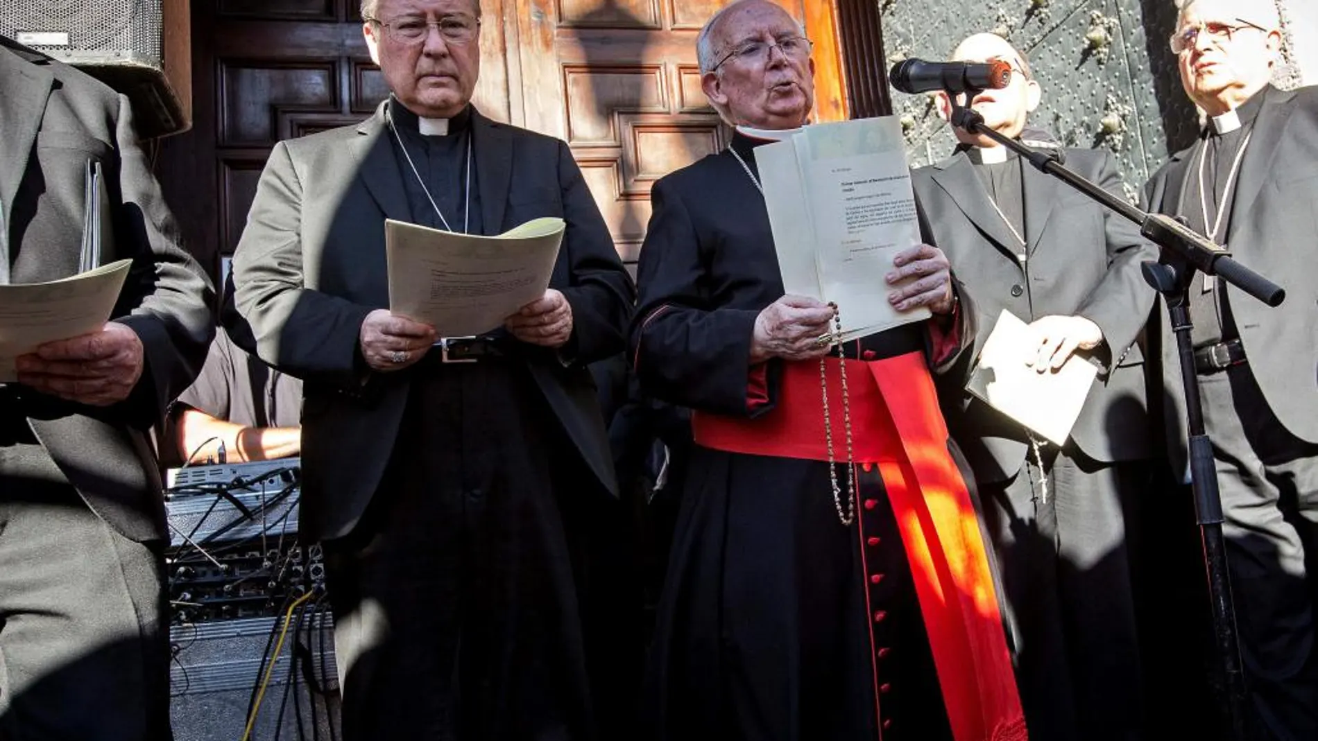El arzobispo de Valencia durante el acto de desagravio a la Virgen