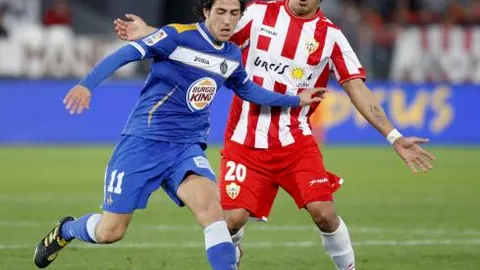 El delantero argentino del Almería, Leonardo Ulloa (d) disputa un balon con el centrocampista del Getafe Daniel Parejo durante el partido