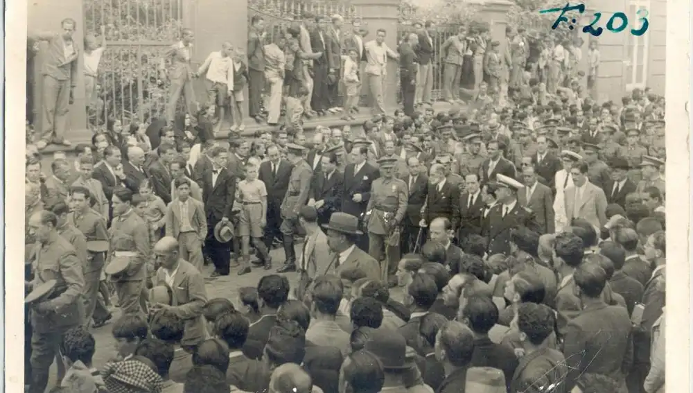 Fotografía tomada el 17 de julio de 1936, del capitán general de Canarias, el general Francisco Franco (centro de la imagen), presidiendo en Las Palmas de Gran Canaria el funeral del general Amado Balmes
