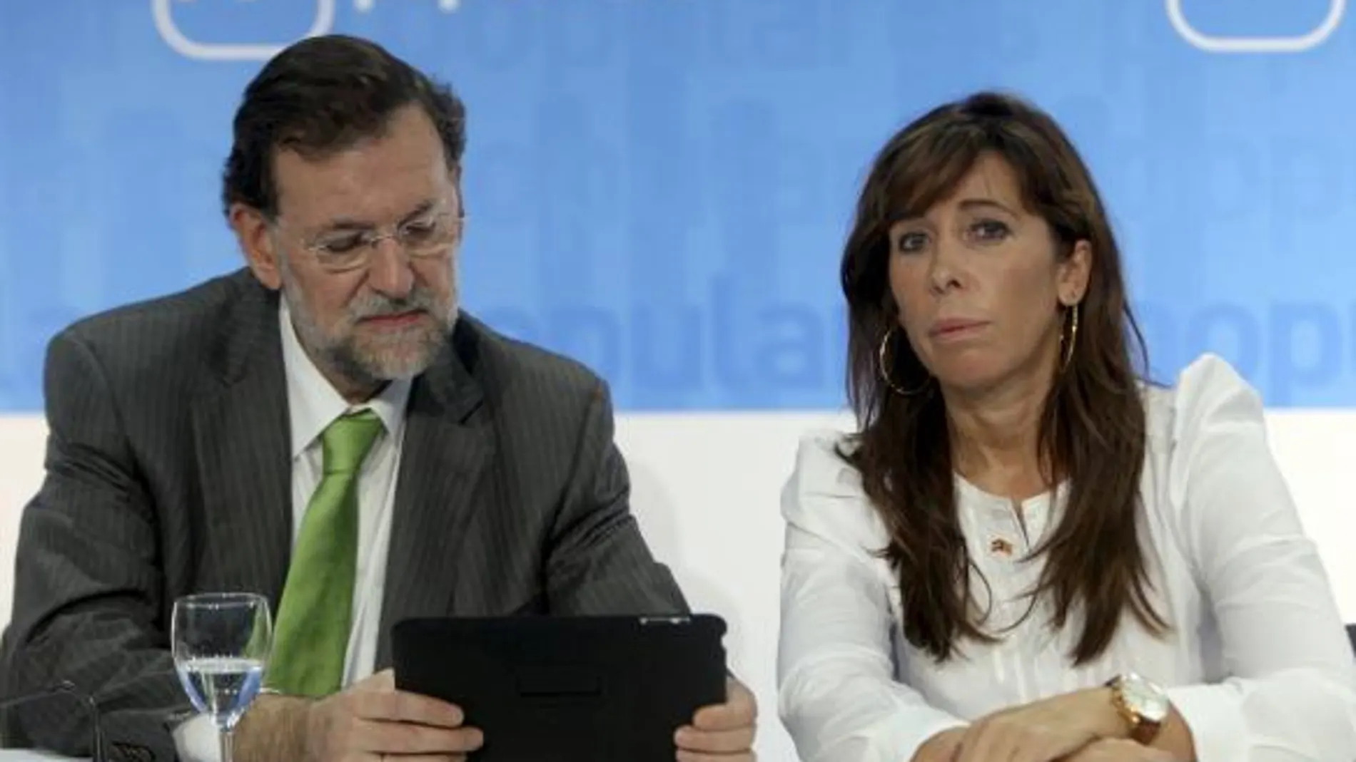 Mariano Rajoy, acompañado de la presidenta en Cataluña, Alicia Sánchez Camacho, durante la reunión que mantienen hoy la ejecutiva nacional en un hotel de Barcelona
