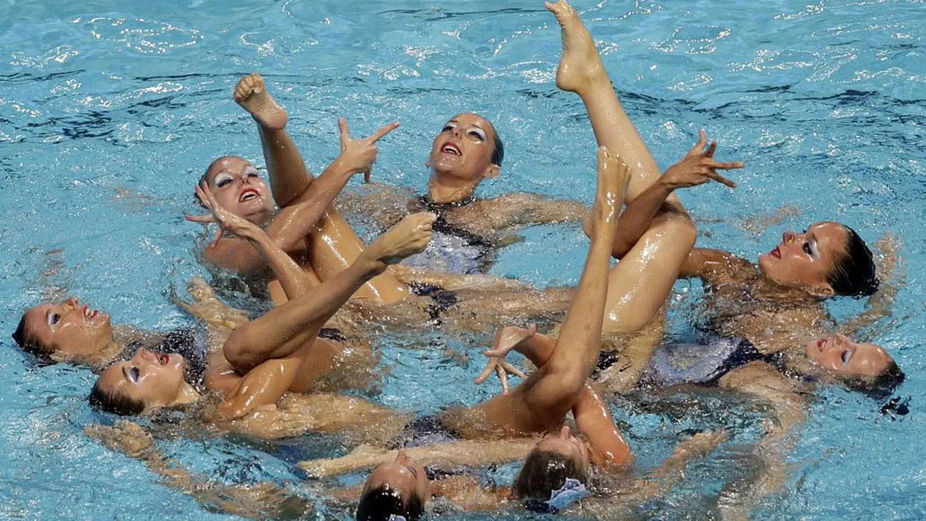 Las nadadoras del equipo español de natación sincronizada, durante su ejercicio en la final de rutina combinada