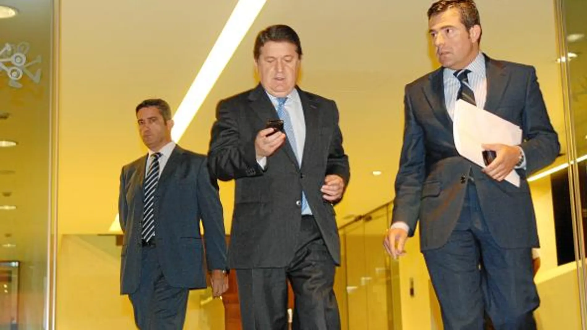 José Luis Olivas sale de la sede de Bancaja junto a su jefe de gabinete