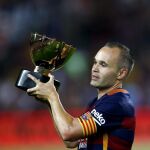 El capitán del FC Barcelona Andrés Iniesta levanta la copa tras vencer 3-0 a la Roma