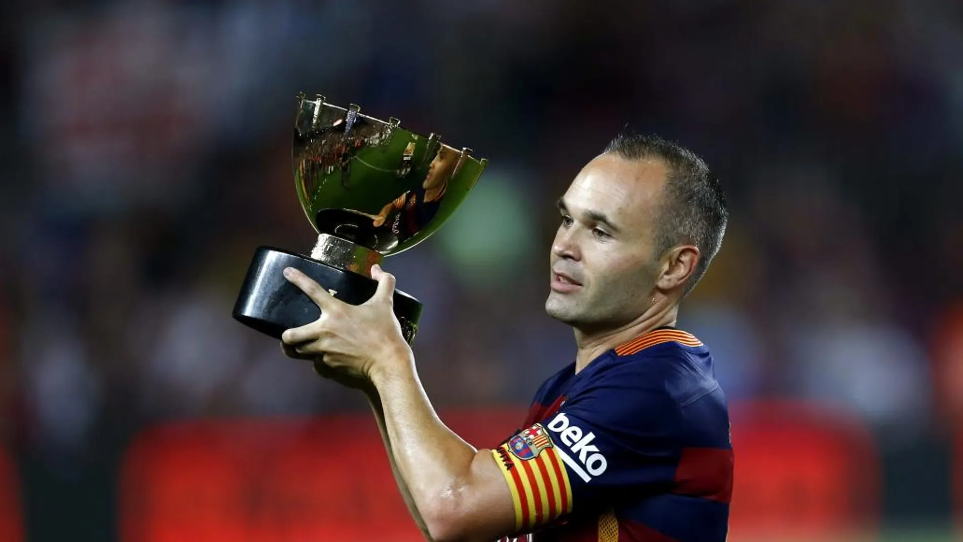El capitán del FC Barcelona Andrés Iniesta levanta la copa tras vencer 3-0 a la Roma