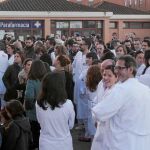 Concentración de personal médico y de enfermería a las puertas de un centro hospitalario