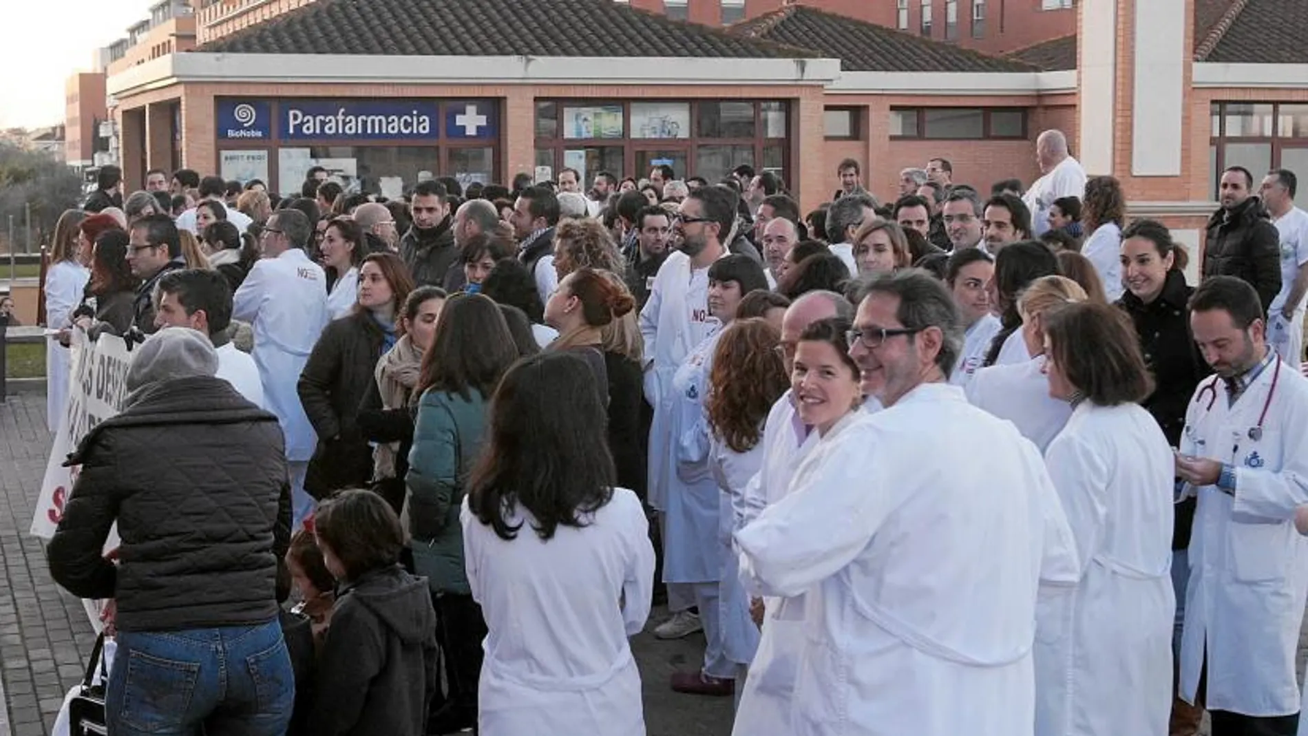 Concentración de personal médico y de enfermería a las puertas de un centro hospitalario