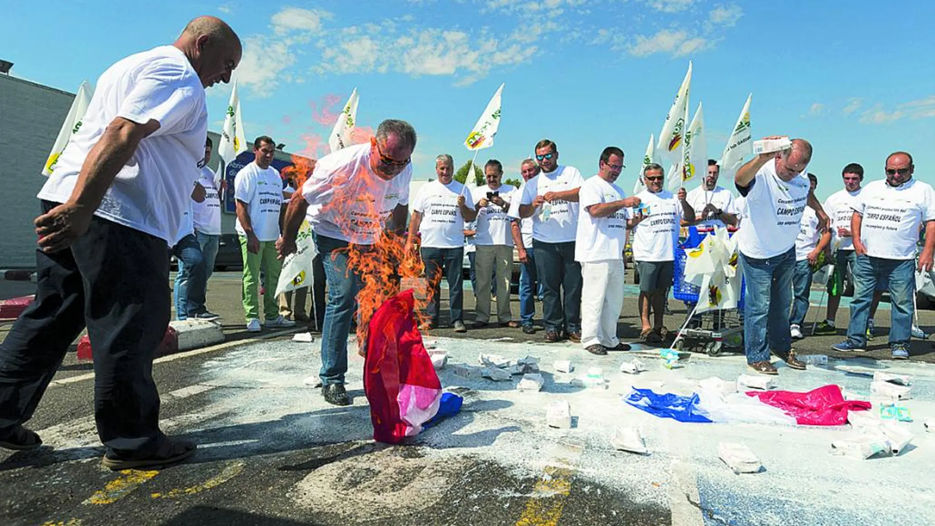 Varios ganaderos vierten leche francesa y queman una bandera del país galo