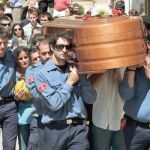 Compañeros de uno de los bomberos fallecidos en el incendio de Tarragona portan su féretro