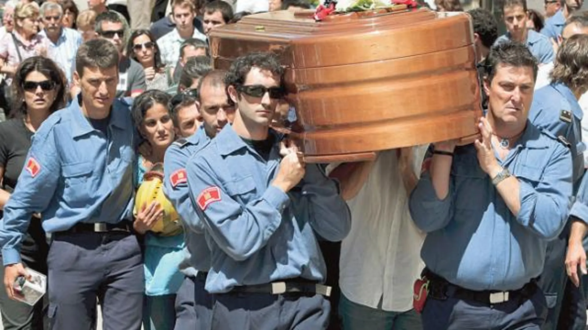 Compañeros de uno de los bomberos fallecidos en el incendio de Tarragona portan su féretro